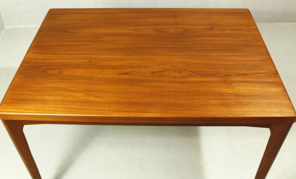 Table à manger en teck par Henning Kjaernulf, Danemark, années 1960.