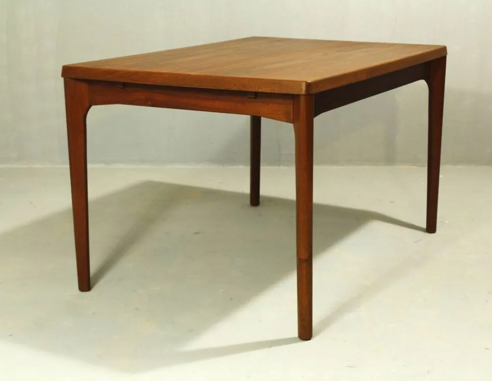 Table à manger en teck par Henning Kjaernulf, Danemark, années 1960.