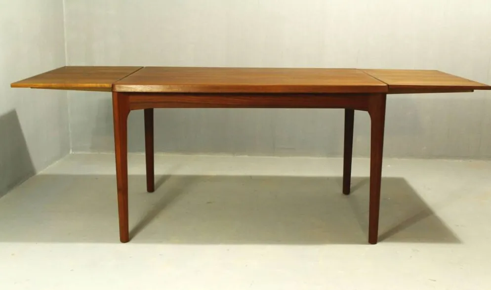 Table à manger en teck par Henning Kjaernulf, Danemark, années 1960.