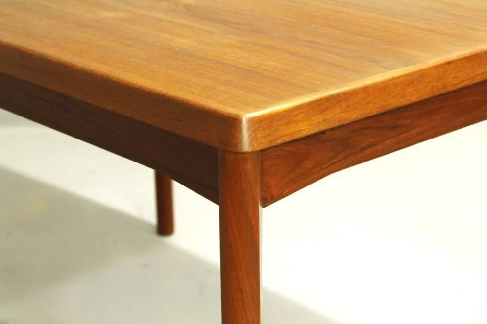 Table à manger en teck par Henning Kjaernulf, Danemark, années 1960.