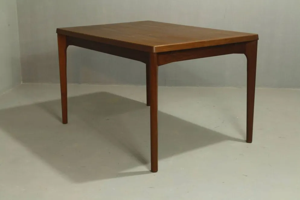 Table à manger en teck par Henning Kjaernulf, Danemark, années 1960.