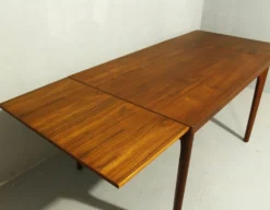 Table à manger en teck par Henning Kjaernulf, Danemark, années 1960.