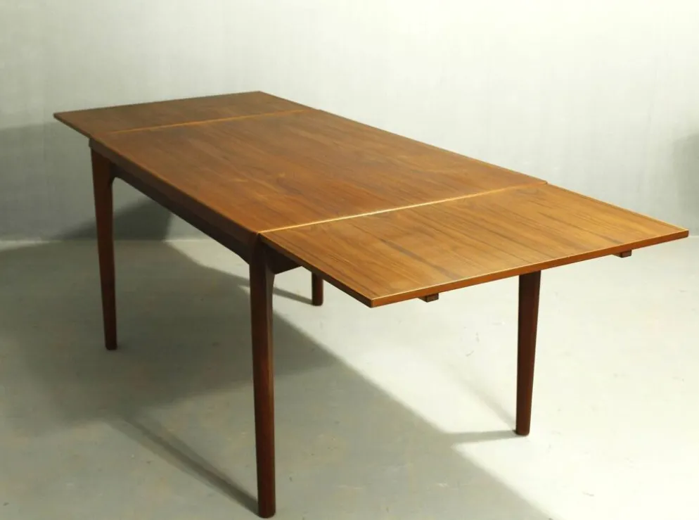 Table à manger en teck par Henning Kjaernulf, Danemark, années 1960.