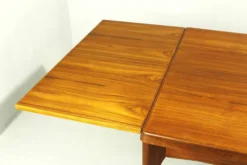 Table à manger en teck par Henning Kjaernulf, Danemark, années 1960.