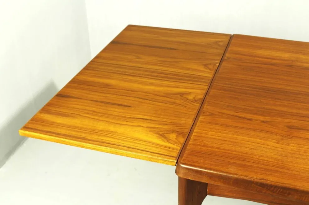 Table à manger en teck par Henning Kjaernulf, Danemark, années 1960.