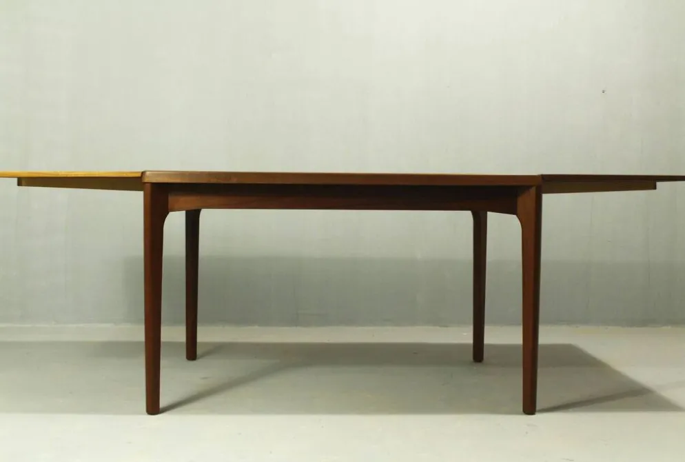 Table à manger en teck par Henning Kjaernulf, Danemark, années 1960.