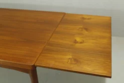 Table à manger en teck par Henning Kjaernulf, Danemark, années 1960.