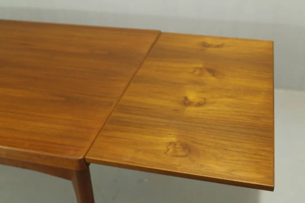Table à manger en teck par Henning Kjaernulf, Danemark, années 1960.