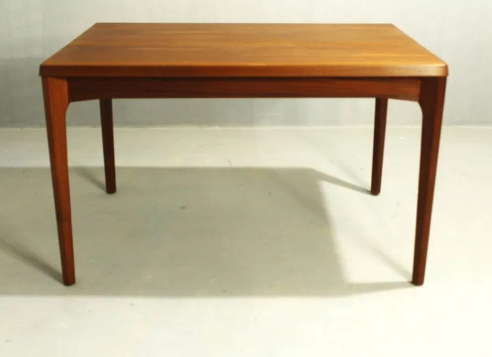 Table à manger en teck par Henning Kjaernulf, Danemark, années 1960.