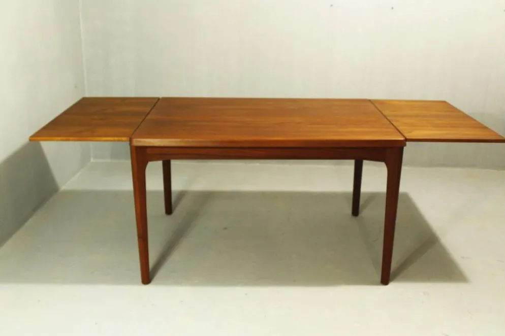 Table à manger en teck par Henning Kjaernulf, Danemark, années 1960.