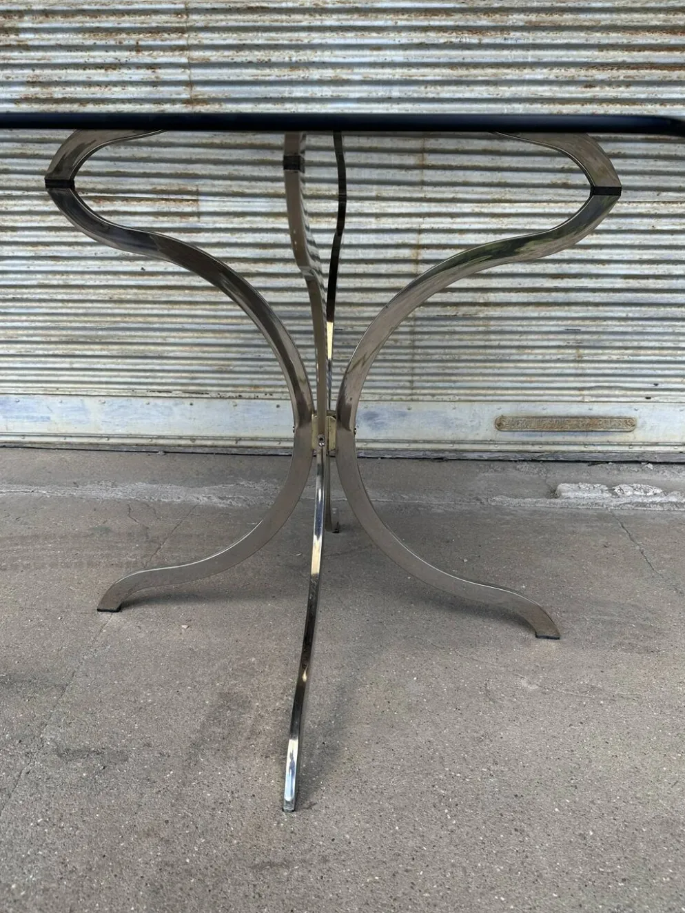 Table à manger en verre fumé et chrome, années 1970