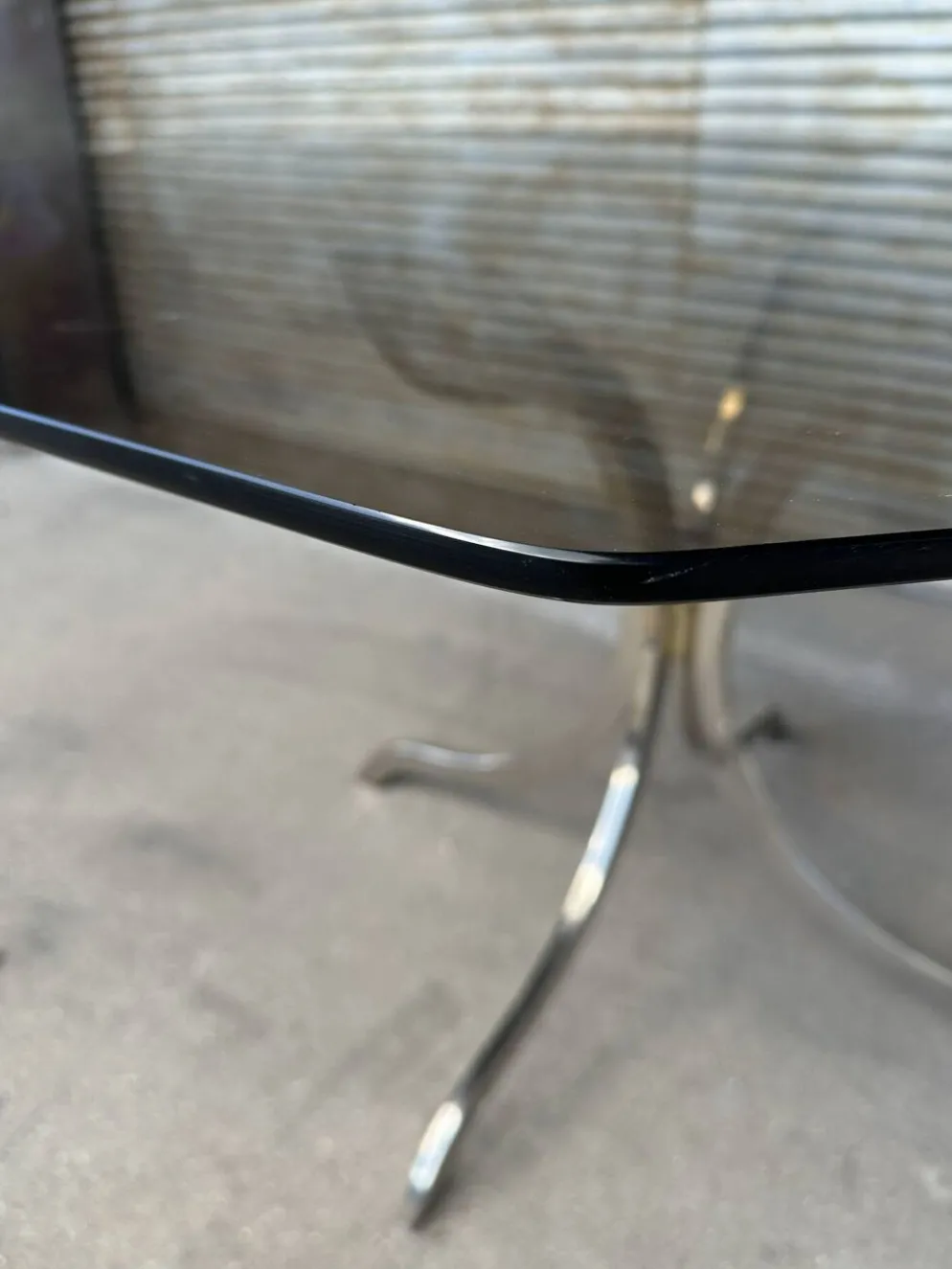 Table à manger en verre fumé et chrome, années 1970