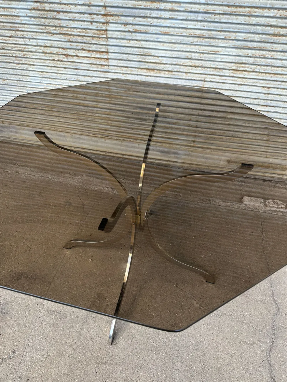 Table à manger en verre fumé et chrome, années 1970