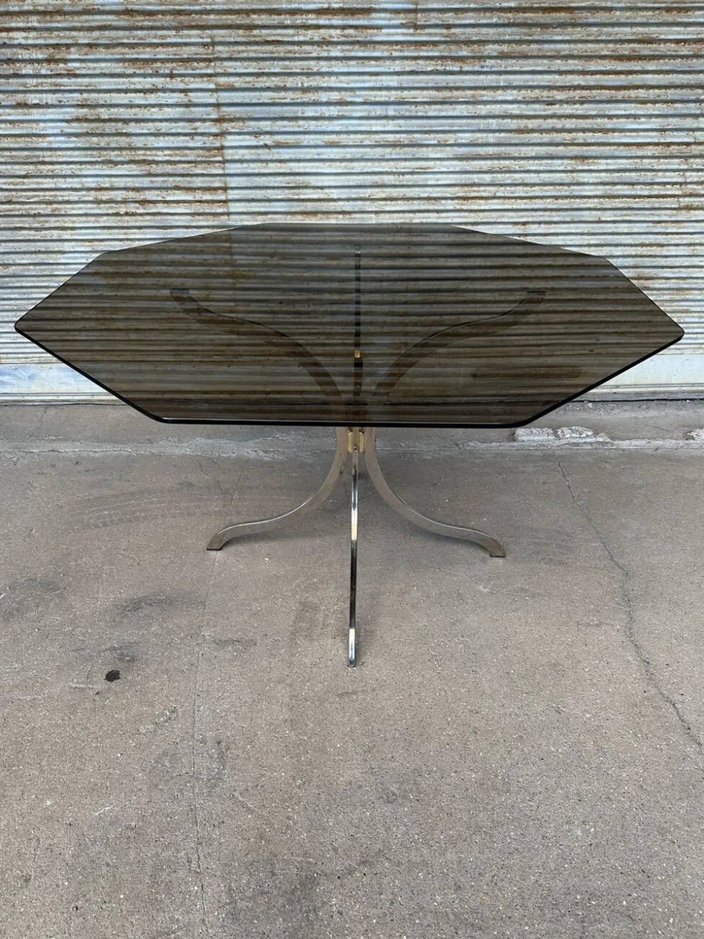 Table à manger en verre fumé et chrome, années 1970