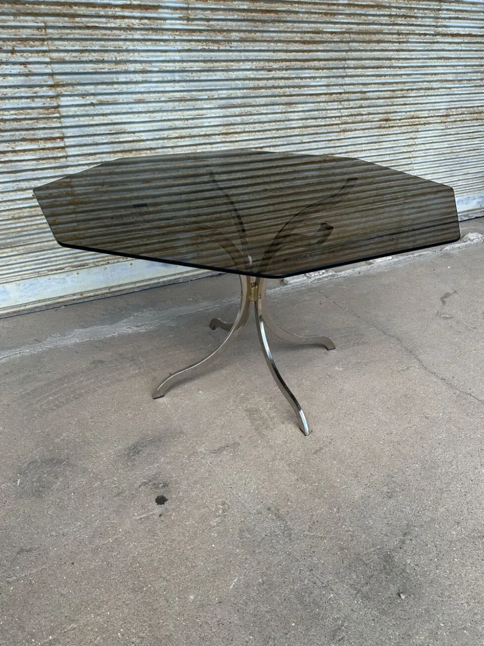 Table à manger en verre fumé et chrome, années 1970