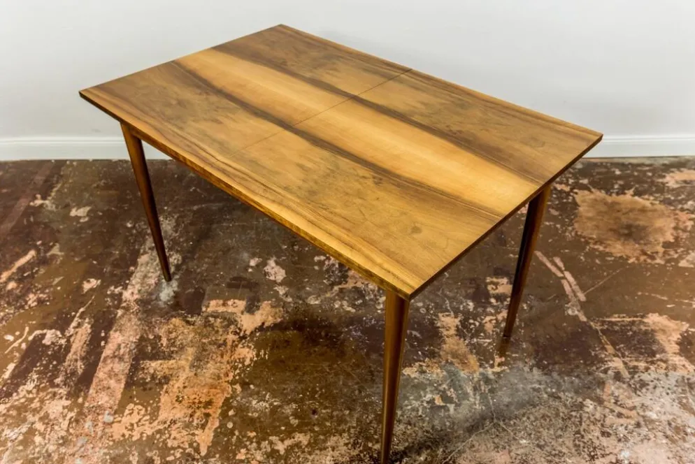 Table à manger extensible de style mid-century en noyer, années 1960