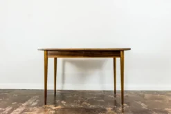 Table à manger extensible de style mid-century en noyer, années 1960