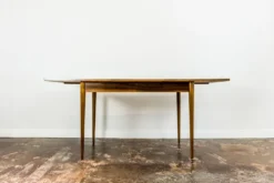 Table à manger extensible de style mid-century en noyer, années 1960