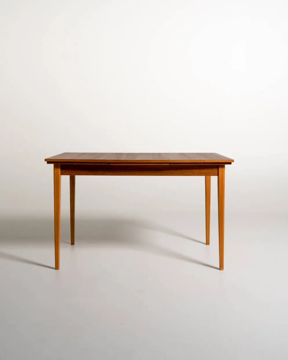 Table à manger extensible en teck et hêtre scandinave, années 1950-60.