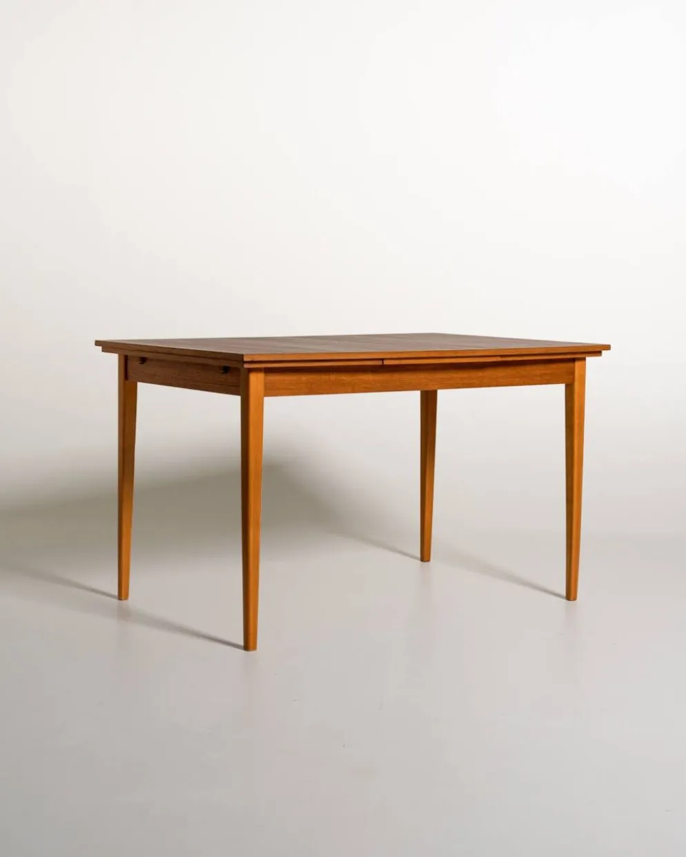 Table à manger extensible en teck et hêtre scandinave, années 1950-60.