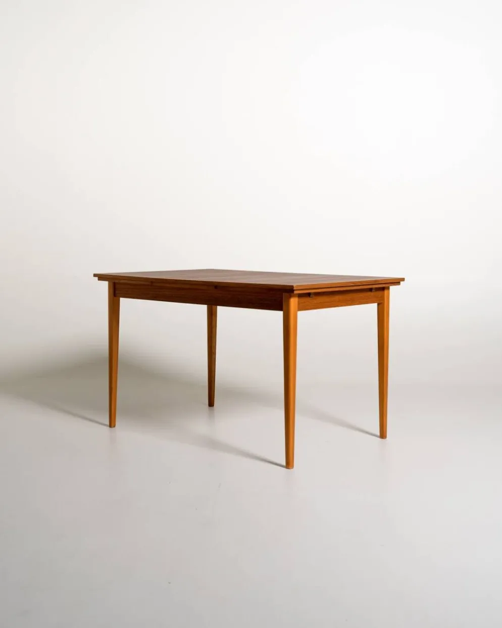 Table à manger extensible en teck et hêtre scandinave, années 1950-60.