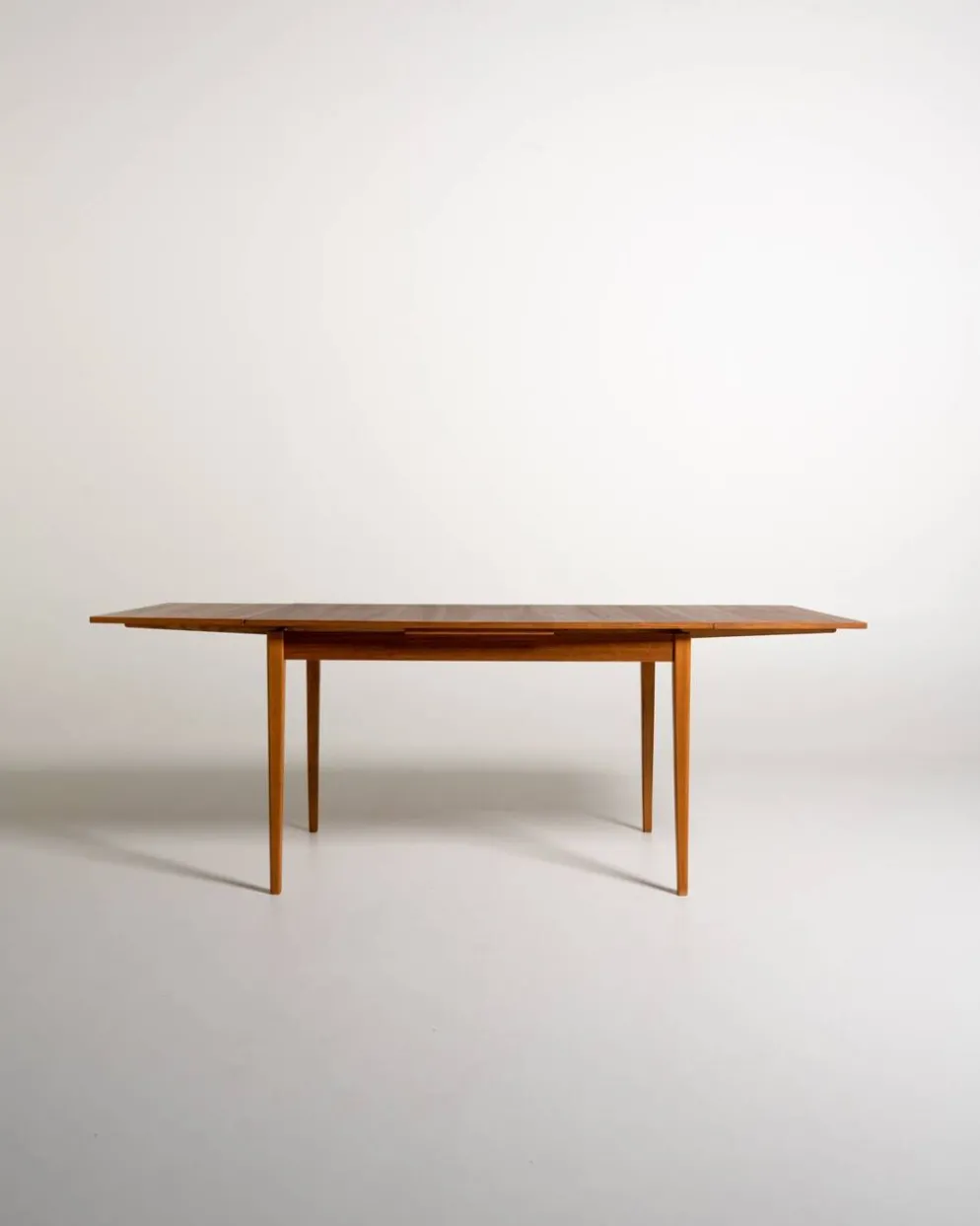 Table à manger extensible en teck et hêtre scandinave, années 1950-60.