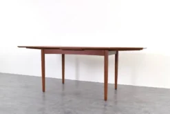 Table à manger extensible en teck danois des années 1960.