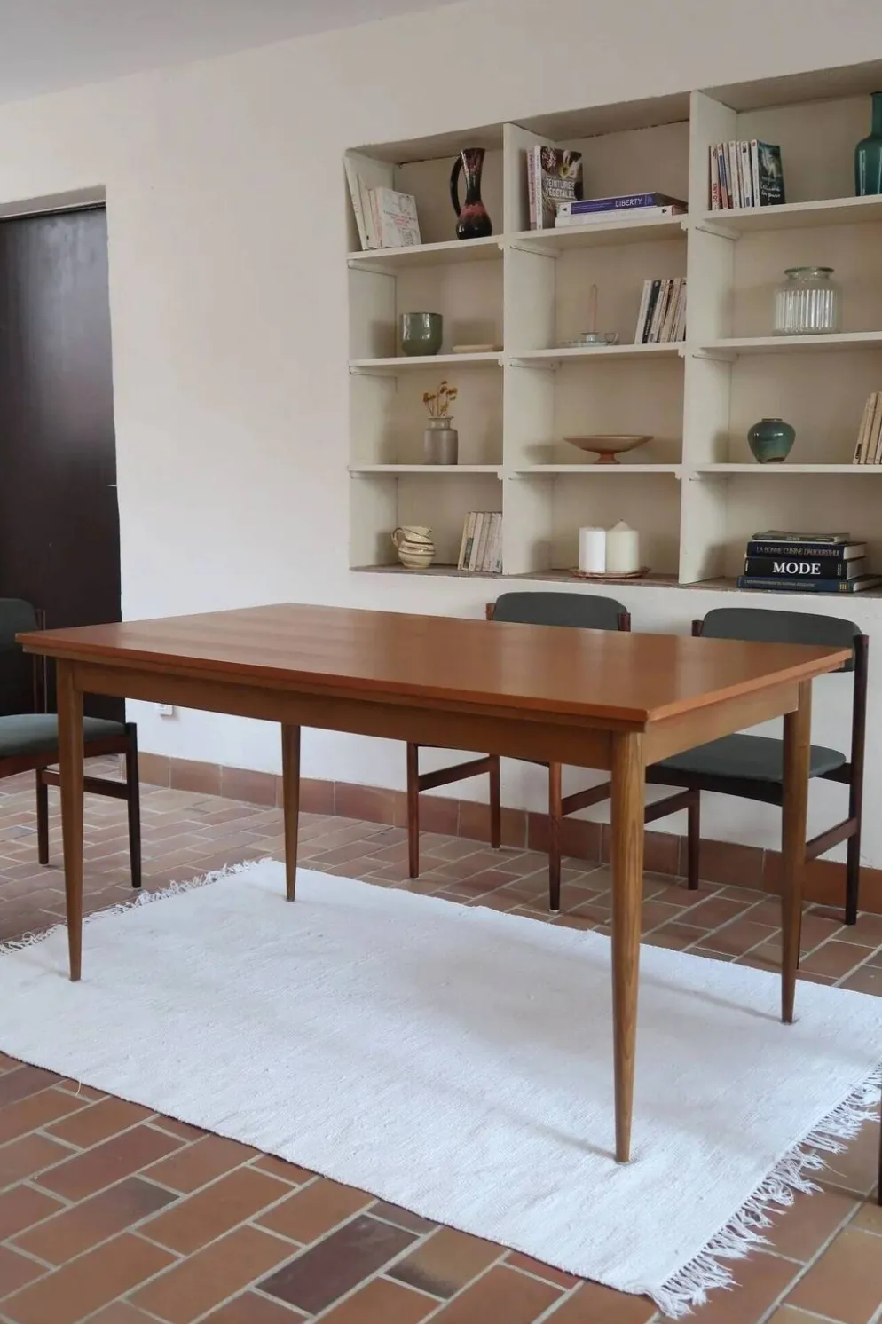 Table à manger extensible en teck, pieds fuseaux, années 60