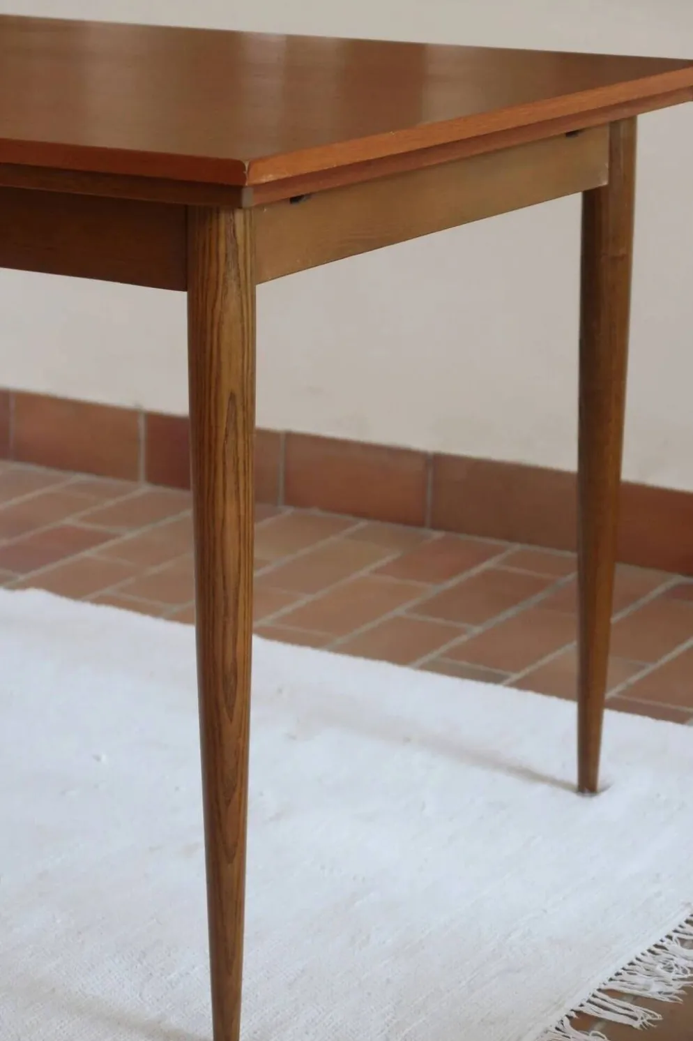 Table à manger extensible en teck, pieds fuseaux, années 60