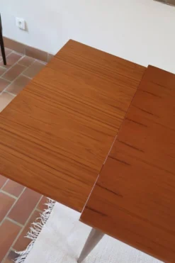 Table à manger extensible en teck, pieds fuseaux, années 60