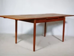 Table à manger extensible en teck des années 1960.