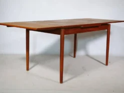 Table à manger extensible en teck des années 1960.