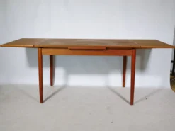 Table à manger extensible en teck des années 1960.