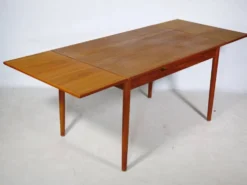 Table à manger extensible en teck des années 1960.