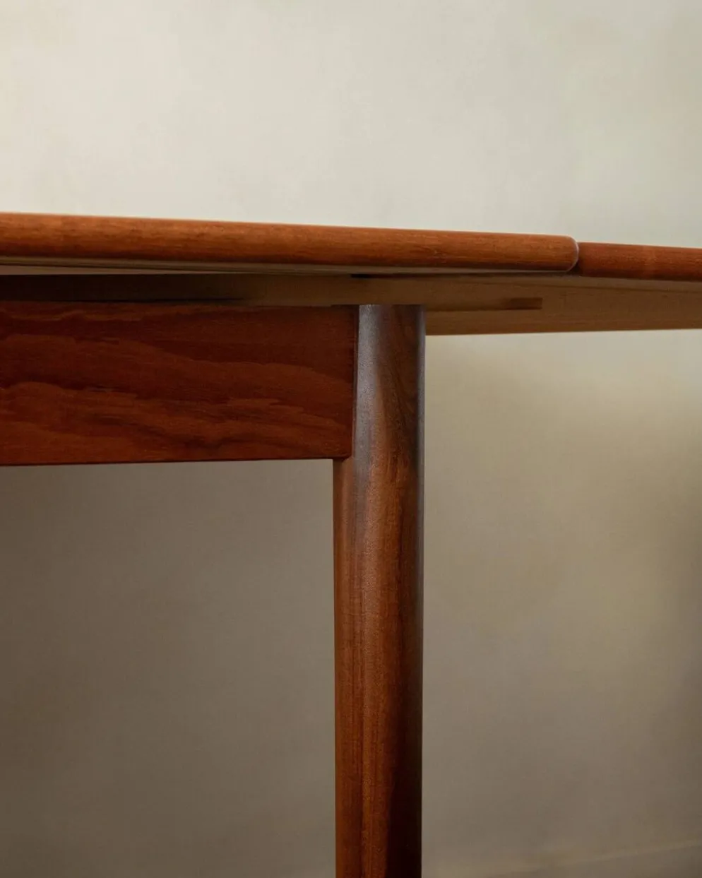 Table à manger extensible en teck moderne danois modèle 24 par Ansager Møbler années 1960.