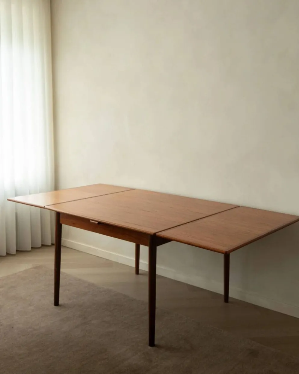 Table à manger extensible en teck moderne danois modèle 24 par Ansager Møbler années 1960.