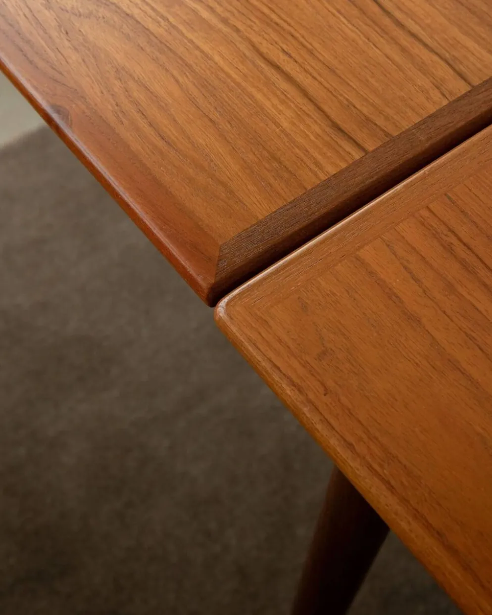 Table à manger extensible en teck moderne danois modèle 24 par Ansager Møbler années 1960.