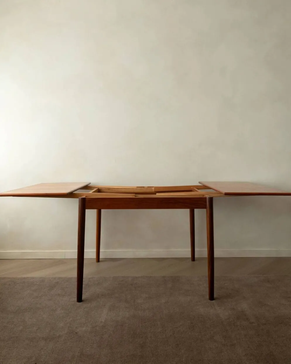 Table à manger extensible en teck moderne danois modèle 24 par Ansager Møbler années 1960.