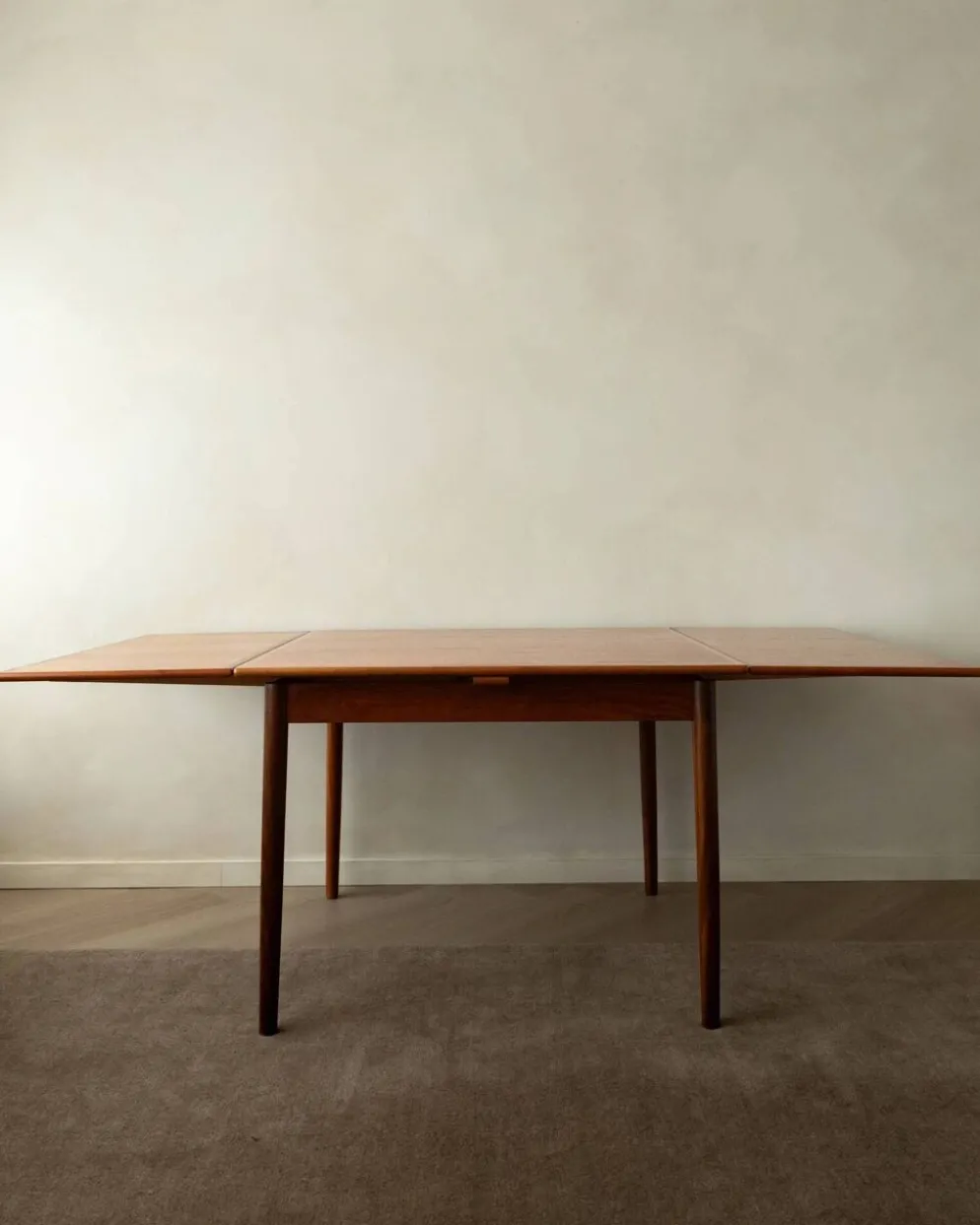 Table à manger extensible en teck moderne danois modèle 24 par Ansager Møbler années 1960.