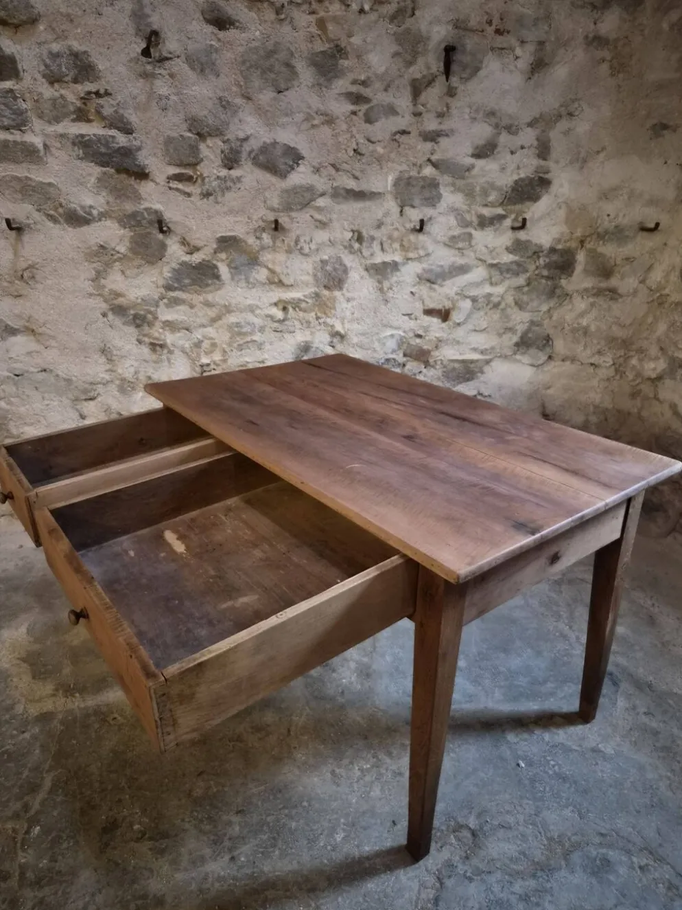 Table à manger française ancienne en merisier avec deux tiroirs, vers 1880–1920