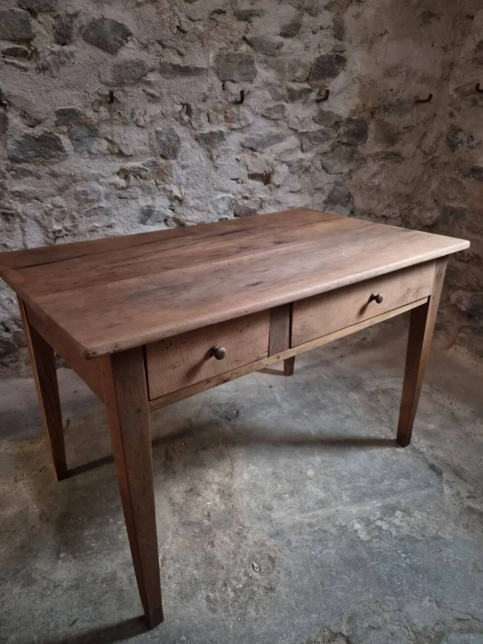 Table à manger française ancienne en merisier avec deux tiroirs, vers 1880–1920