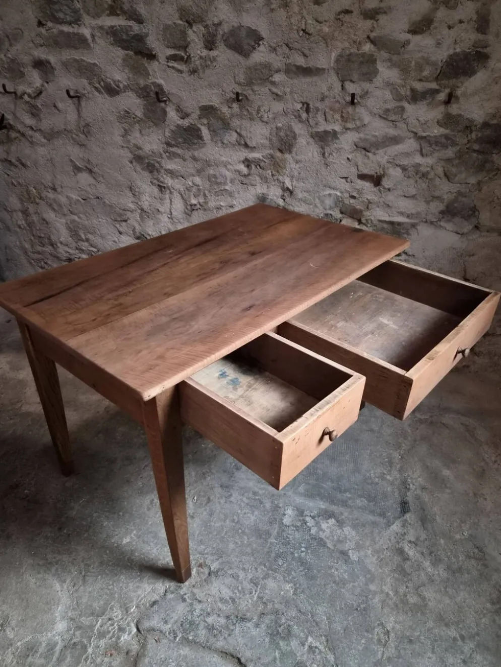 Table à manger française ancienne en merisier avec deux tiroirs, vers 1880–1920