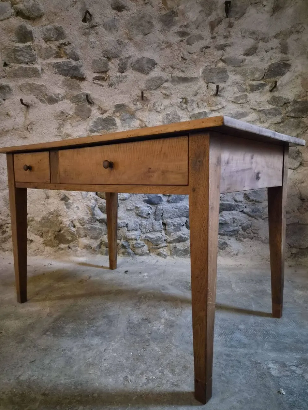 Table à manger française ancienne en merisier avec deux tiroirs, vers 1880–1920