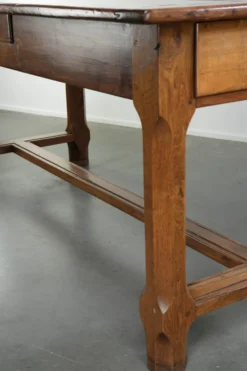 Table à manger française du XVIIIe siècle avec un plateau en bois de fruitier et une base en chêne.