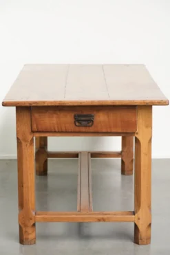 Table à manger française du XVIIIe siècle avec un plateau en bois de fruitier et une base en chêne.