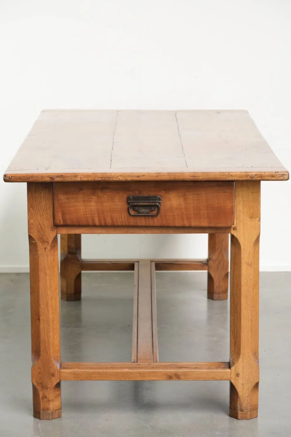 Table à manger française du XVIIIe siècle avec un plateau en bois de fruitier et une base en chêne.