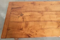 Table à manger française du XVIIIe siècle avec un plateau en bois de fruitier et une base en chêne.