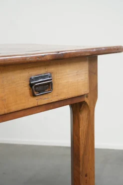 Table à manger française du XVIIIe siècle avec un plateau en bois de fruitier et une base en chêne.