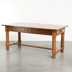 Table à manger française du XVIIIe siècle avec un plateau en bois de fruitier et une base en chêne.