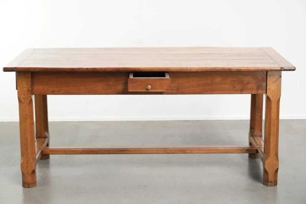 Table à manger française du XVIIIe siècle avec un plateau en bois de fruitier et une base en chêne.